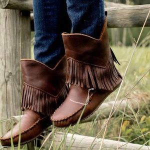 Manitobah Mukluks Full Grain Leather Fringed Boot worn once